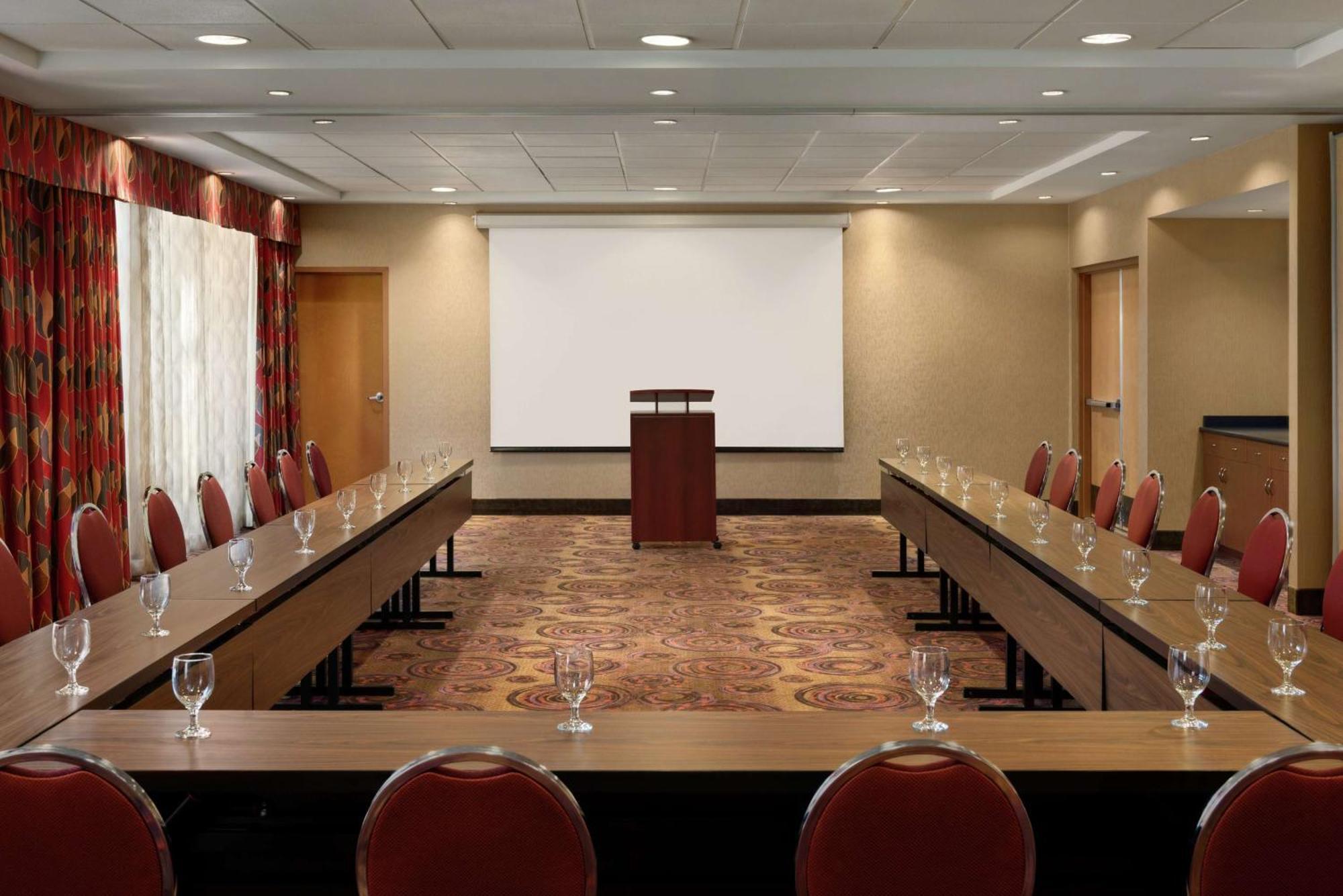 Hampton & By Hilton Langley-surrey Hotel 3*