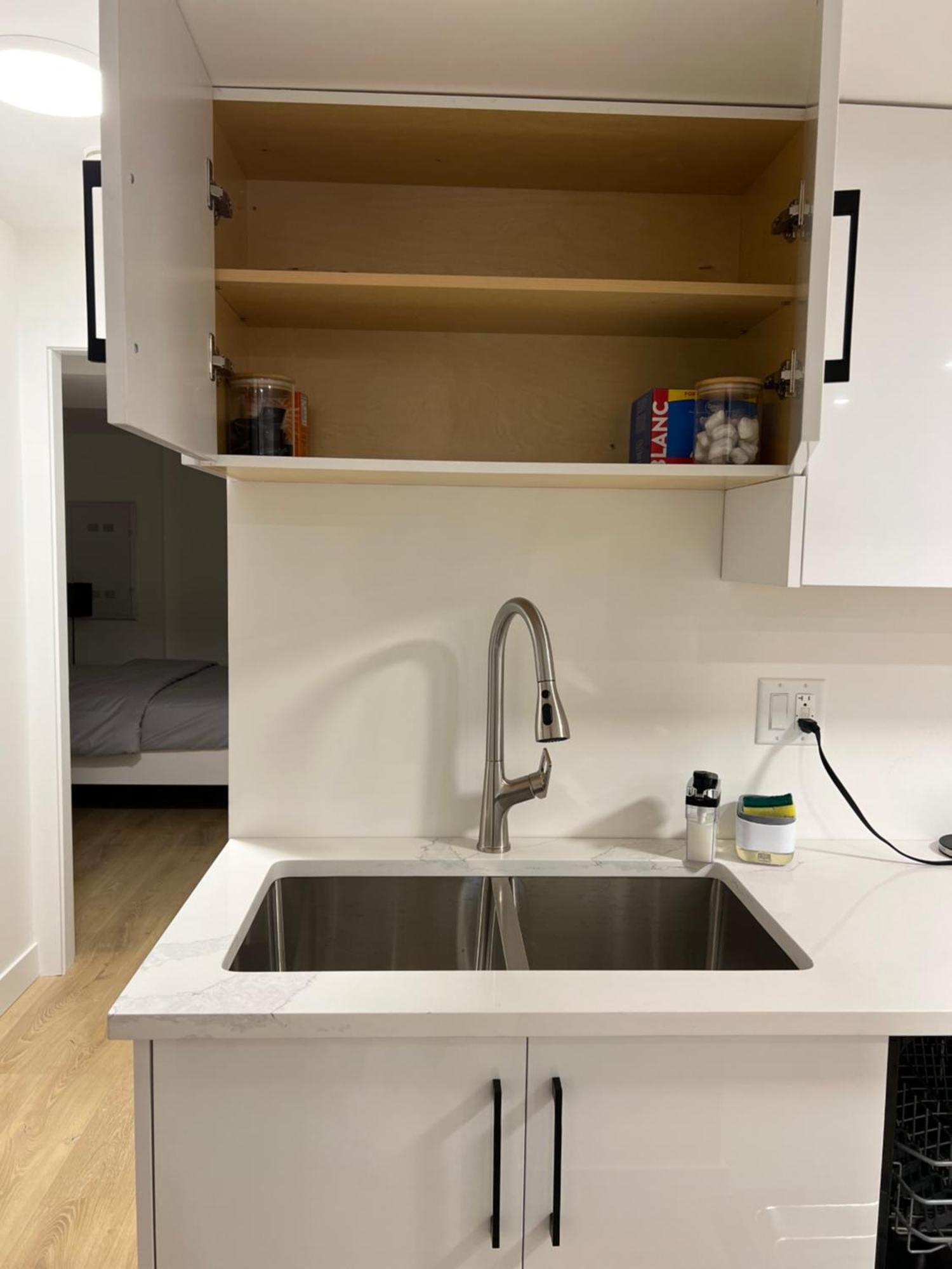 1bd Modern Close To Events Centre And Hwy1 * Langley