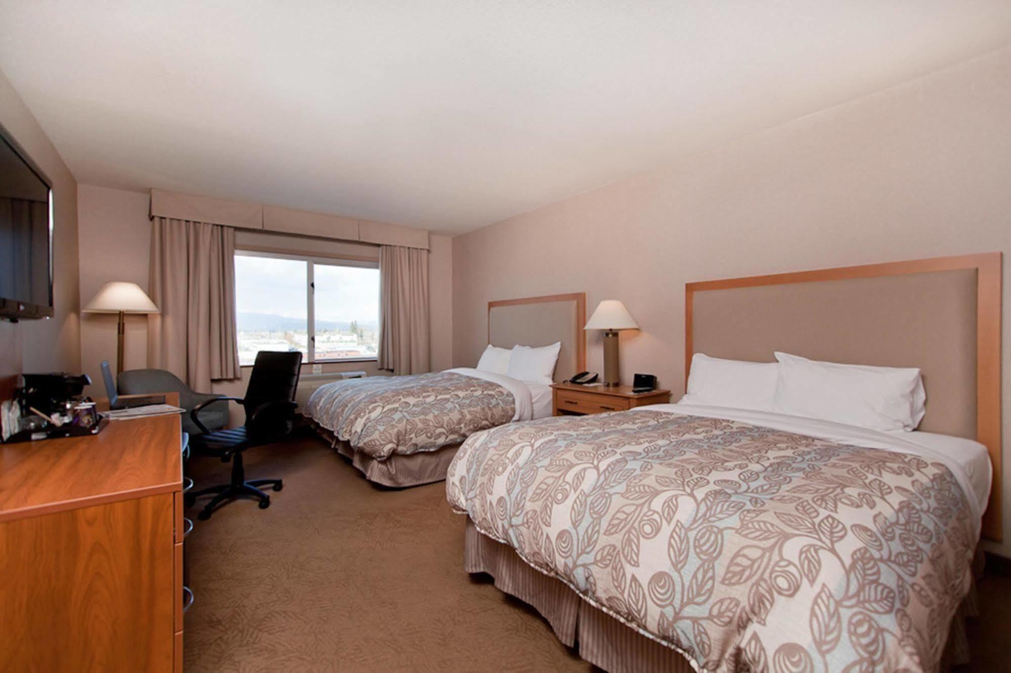 Coast & Convention Centre Hotel 3*