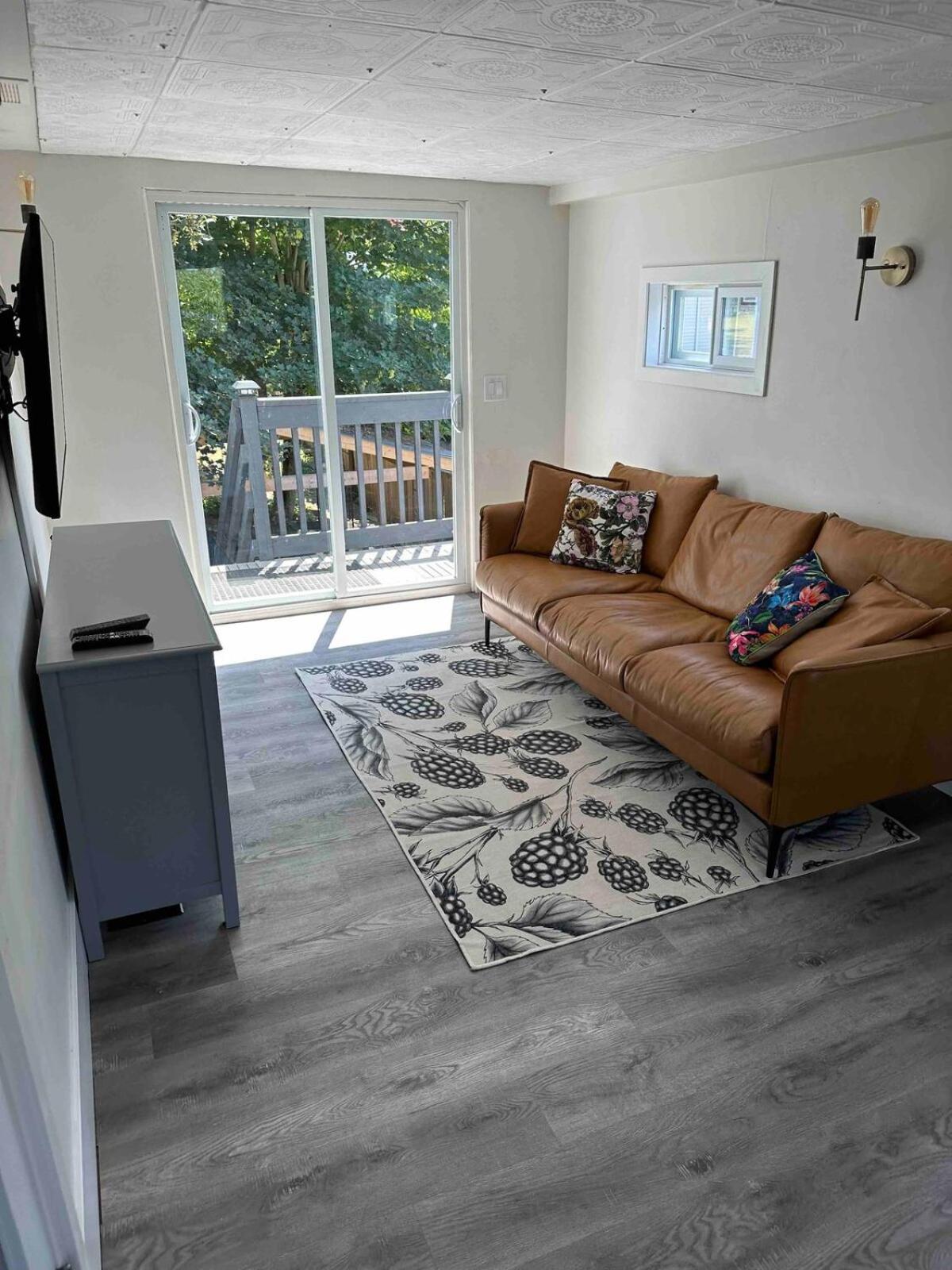 Spacious 3 Bedroom 2 Living Renovated House Apartment *