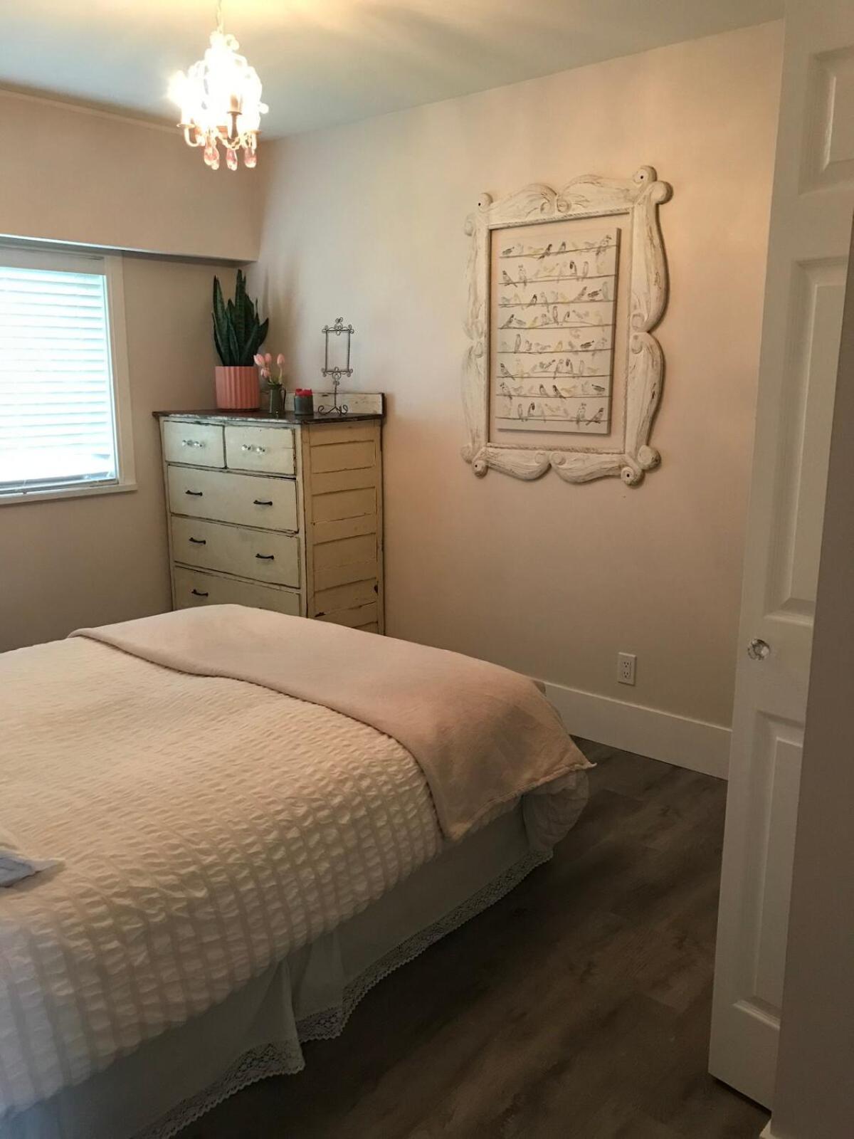 Spacious 3 Bedroom 2 Living Renovated House * Langley