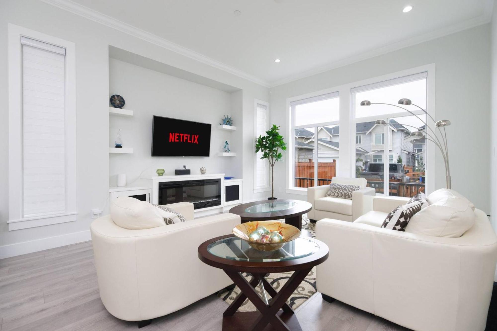 Modern 3br Near Events Centre & Ev Charger *