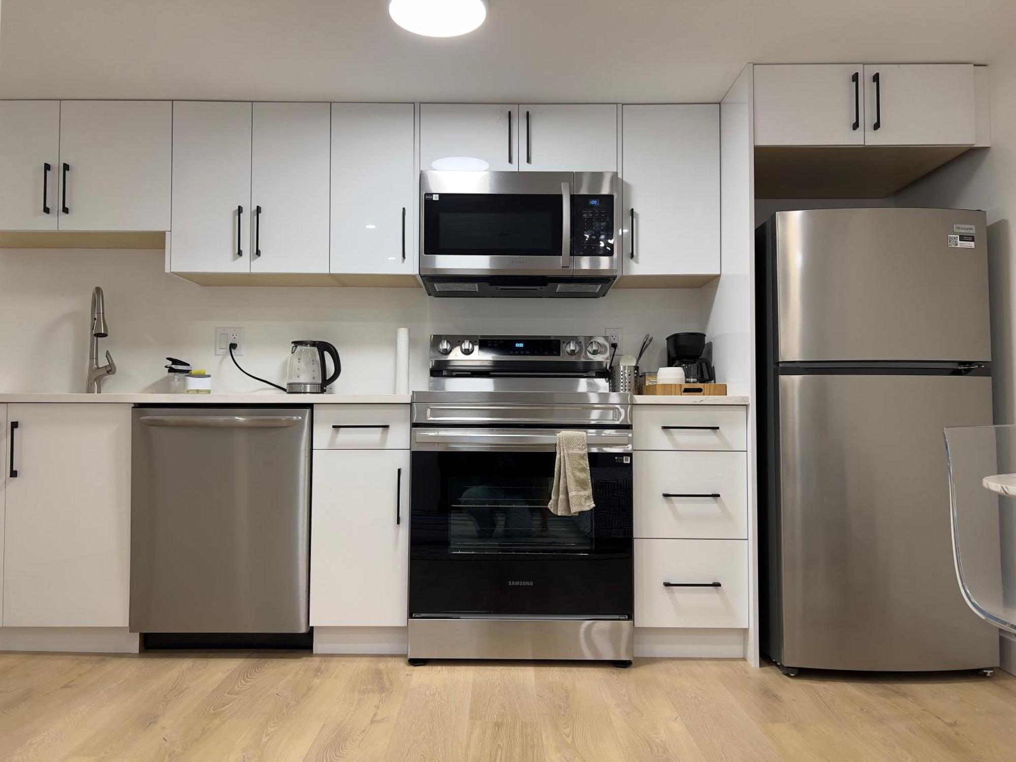 1bd Modern Close To Events Centre And Hwy1 *